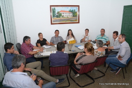 Prefeito Reinaldo Piti preocupado com o atraso salarial dos funcionários, se reúne com Departamento Financeiro, Jurídico e Secretariados para discutir uma solução