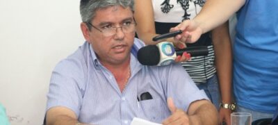 Prefeito Reinaldo Piti anuncia pagamento de salários atrasados em coletiva de imprensa