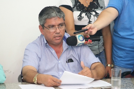 Prefeito Reinaldo Piti anuncia pagamento de salários atrasados em coletiva de imprensa