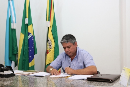 Prefeito Reinaldo Piti paga hoje salário atrasado de dezembro 2016