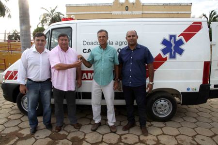 Empresário da pecuária doa uma ambulância ao município