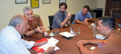 Secretaria de Obras realiza limpeza de bueiros do canteiro central da Avenida Teodoro Sativa