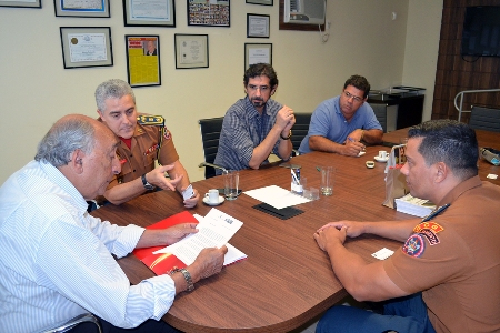 Secretaria de Obras realiza limpeza de bueiros do canteiro central da Avenida Teodoro Sativa