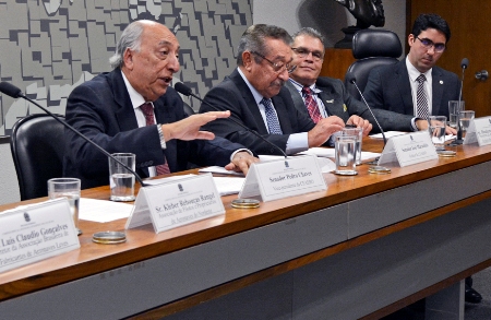 Pavão aparece com respirador em foto, mas equipamento estava errado