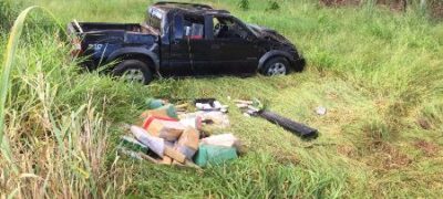 Em perseguição, motorista capota caminhonete com 1 tonelada de maconh