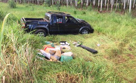 Em perseguição, motorista capota caminhonete com 1 tonelada de maconh