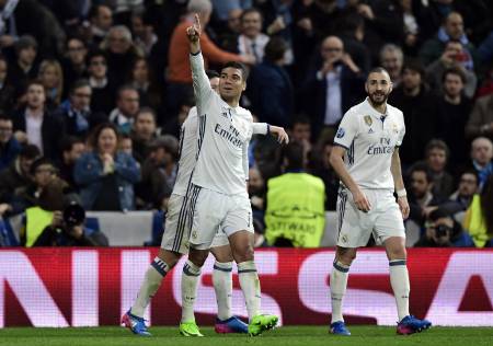 Casemiro marca um golaço e Real Madrid vence Napoli no jogo de ida