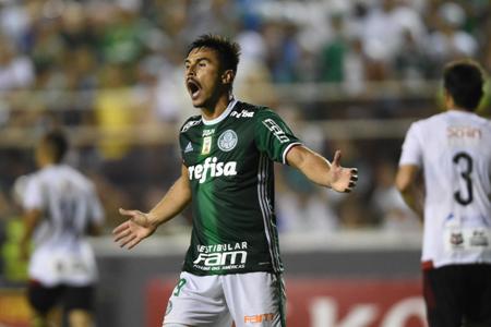 Mesmo sem gols, Willian é elogiado em segundo jogo como titular