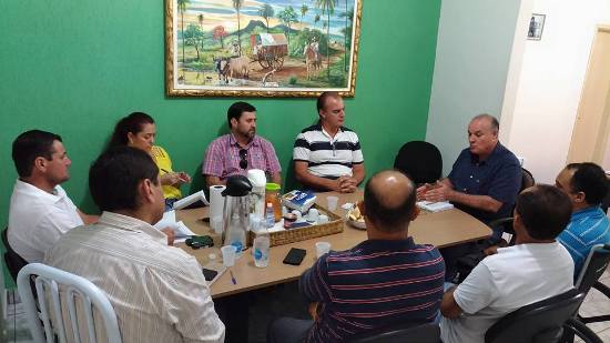 Prefeito Manoel Vias se reúne com vereadores para debater projetos