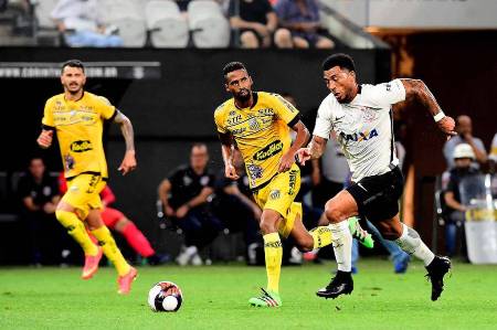 Pablo marca de cabeça e Corinthians vence mais uma por 1 a 0