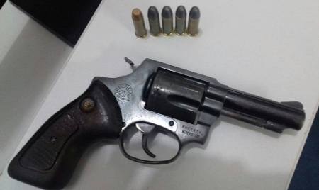 Polícia Militar de Bela Vista apreende arma de fogo e encaminha dois indivíduos à Delegacia