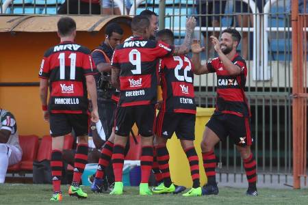 Flamengo vence o Madureira, segue 100% e pega o Vasco na semi