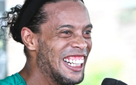 Barcelona anuncia retorno de Ronaldinho como embaixador do clube