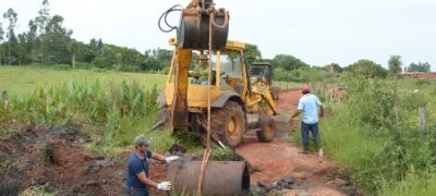 Secretaria de Obras realiza patrolamento e colocação de bueiros no Conjunto João de Barro