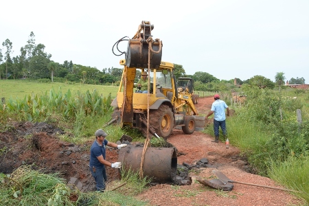 Secretaria de Obras realiza patrolamento e colocação de bueiros no Conjunto João de Barro