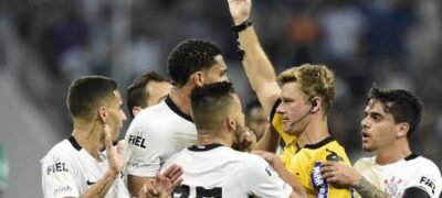 Corinthians supera lambança da arbitragem e quebra jejum em Derby