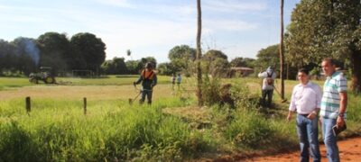 A pedido do vereador Gutierres Secretaria de Obras realiza roçada e limpeza no Campo do Lili