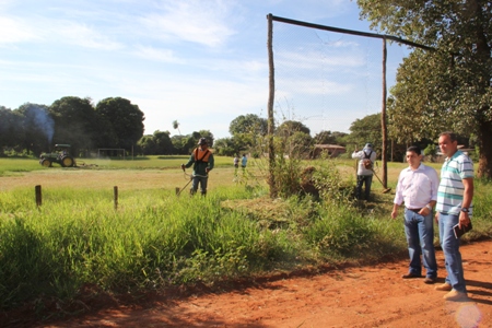 A pedido do vereador Gutierres Secretaria de Obras realiza roçada e limpeza no Campo do Lili