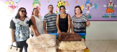 Creche Laura Vicunã recebe doação de tapetes dos vereadores