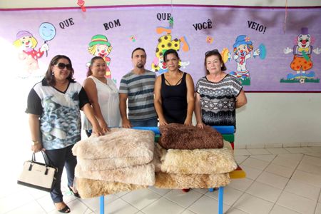 Creche Laura Vicunã recebe doação de tapetes dos vereadores