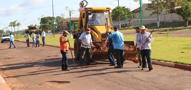 Secretaria de Obras realiza ação para amenizar a situação da Avenida Teodoro Sativa