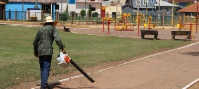 Secretaria de Obras realiza limpeza da Praça Dr. Rubens de Castro Pinto