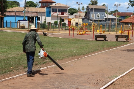 Secretaria de Obras realiza limpeza da Praça Dr. Rubens de Castro Pinto