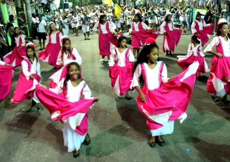 Governo doa R$ 651 mil para carnaval em 5 cidades de MS