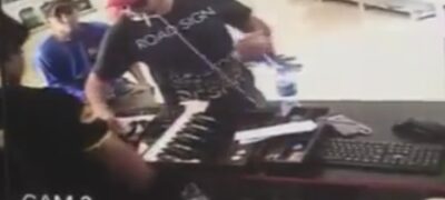 VÍDEO: Bandidos debocham de comerciantes ao roubar bebidas, cigarros e dinheiro de conveniência