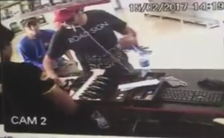 VÍDEO: Bandidos debocham de comerciantes ao roubar bebidas, cigarros e dinheiro de conveniência