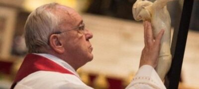 Papa: A cruz não é enfeite, mas um símbolo de fé