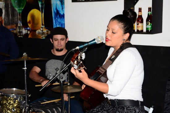 Cantora Rosana Moura, da infância ao pé do radinho da avó, à conquista do espaço e de fãs