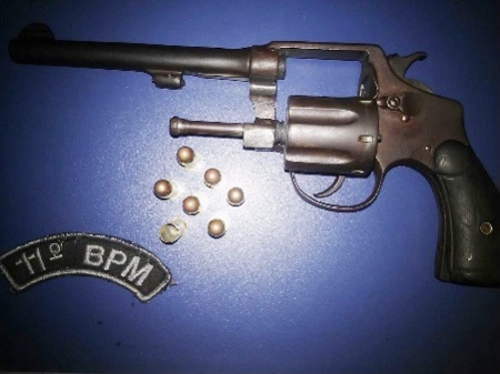 Após efetuar disparo, homem e preso com revolver na Vila São Geraldo