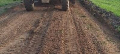 Prefeitura executa serviço de patrolamento nas estradas do Alto Caracol