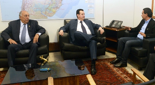 Saveiro roubado em Campo Grande capota próximo a Bela Vista