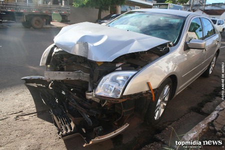 Bandidos invadem residência de idosa, furtam carro e batem em poste