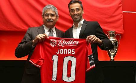 Jonas afasta rumores sobre saída e acerta renovação com o Benfica