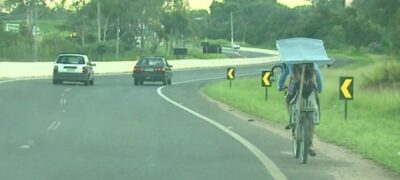 Pai adapta bicicleta e pedala quase 40 km por dia para levar filha na escola