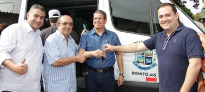 Bonito: Deputado entrega van para transportar pacientes