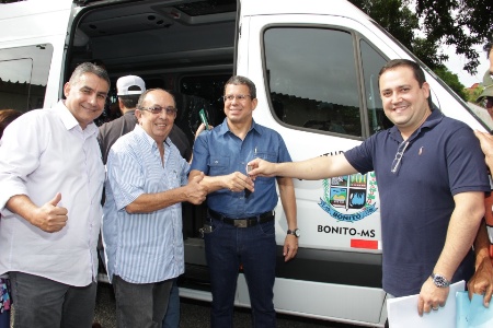 Bonito: Deputado entrega van para transportar pacientes