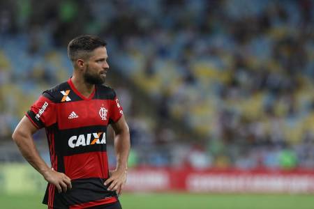 Após gol, meia Diego sofre entorse no joelho e preocupa o Flamengo