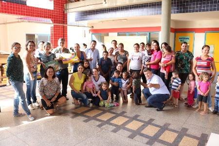 Prefeitura entrega apostilas do Sistema Positivo para rede municipal