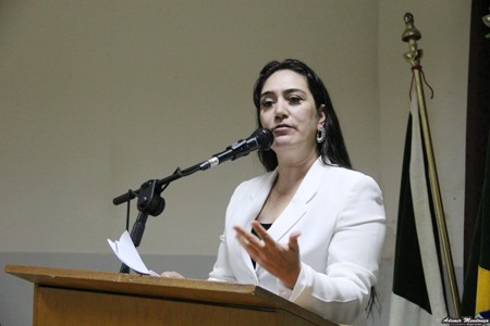 Vereadora Fabrizia cobra qualidade na telefonia móvel e implantação de 3G