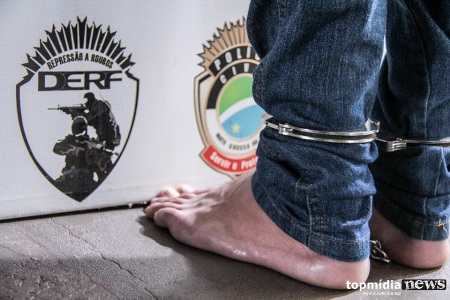 Trio é preso após sequência de assaltos em Gol branco