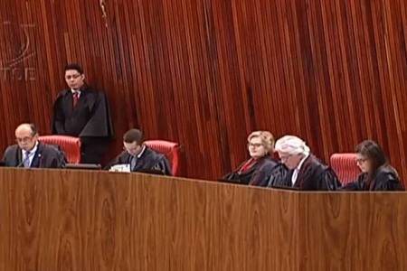 TSE suspende julgamento da chapa Dilma-Temer