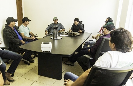 Prefeitura de Antônio João reúne açougueiros para discutir implantação de matadouro municipal