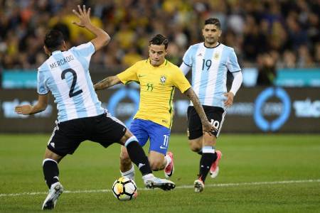 Em estreia de Sampaoli, Argentina bate Brasil diante de 95 mil pessoas