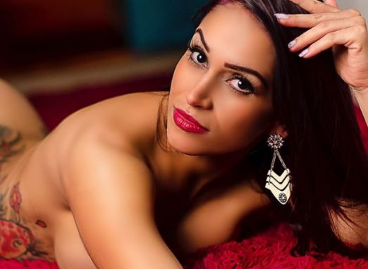 Capa da Sexy, Débora Santos posa para ensaio sensual em aeroporto