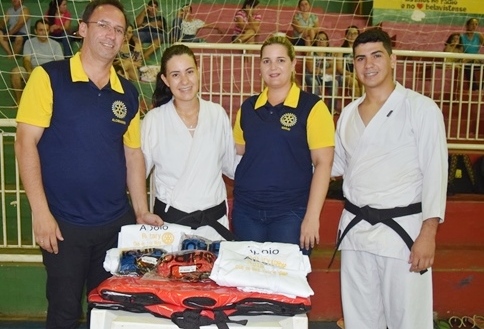Rotary Club participa do Projeto Karatê Ouro e faz doações