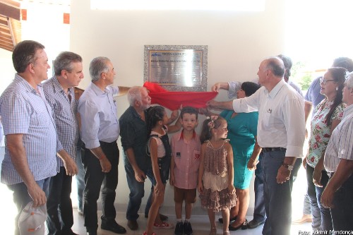 Manoel Viais e Reinaldo Azambuja inauguram escola moderna em Caracol